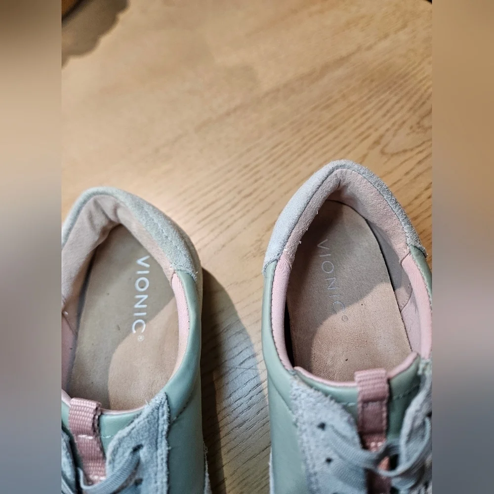 VIONIC Magnolia Karigan Leather & Suede Sneakers – Sage – Size 8